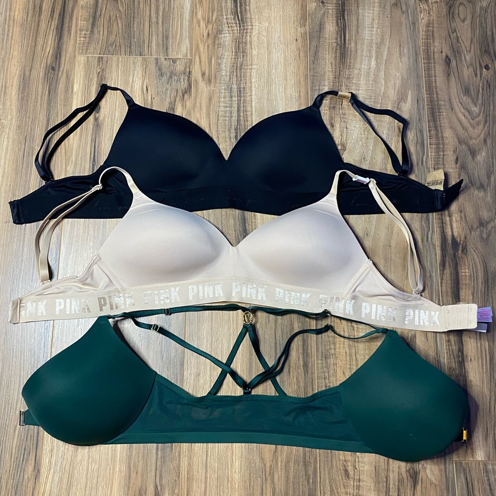 3 Victoria’s Secret bras 🖤🤍💚